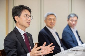 수자원 전문가와 간담회하는 김완섭 장관