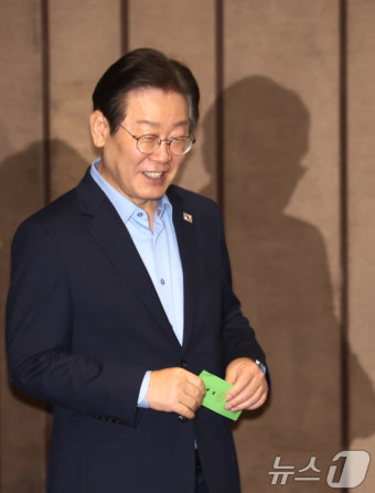 이진숙 탄핵안 투표용지 든 이재명