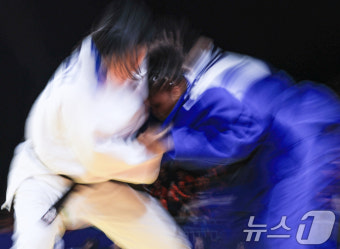 힘 겨루는 김하윤