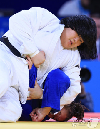 기술 시도하는 김하윤