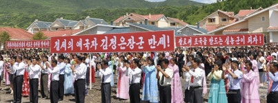 주민들 흥겨운 춤판…北 갑산군 사평농장 살림집 입사모임