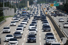 본격 여름휴가철 피서 차량들로 붐비는 고속도로