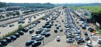 발길 이어지는 고속도로 휴게소