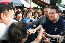 여름휴가 첫 날 통영중앙시장 찾은 윤석열 대통령