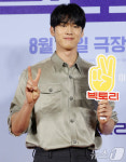 홍민기, 근사한 브이