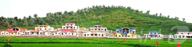 북한, 남포시 대안구역에서 새 살림집 건설 선전…문화농촌