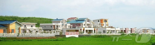 北 남포시 대안구역에 건설된 새 주택들 전경