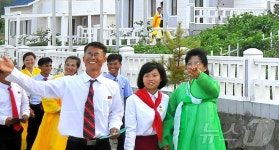 북한 남포시 대안구역서 살림집 입사모임…인민생활 향상 부각