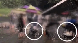 홍천강서 옷 벗고 등 밀어주는 남녀…목욕탕이냐 눈살[영상]