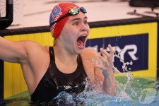 노출의상 입고 일탈 즐기다…선수촌서 쫓겨난 미녀 수영선수 [올림픽]