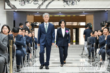 조희대 대법원장과 함께 입장하는 이숙연 대법관