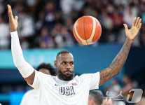 호응 유도하는 르브론 제임스