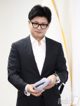 최고위회의 입장하는 한동훈 대표