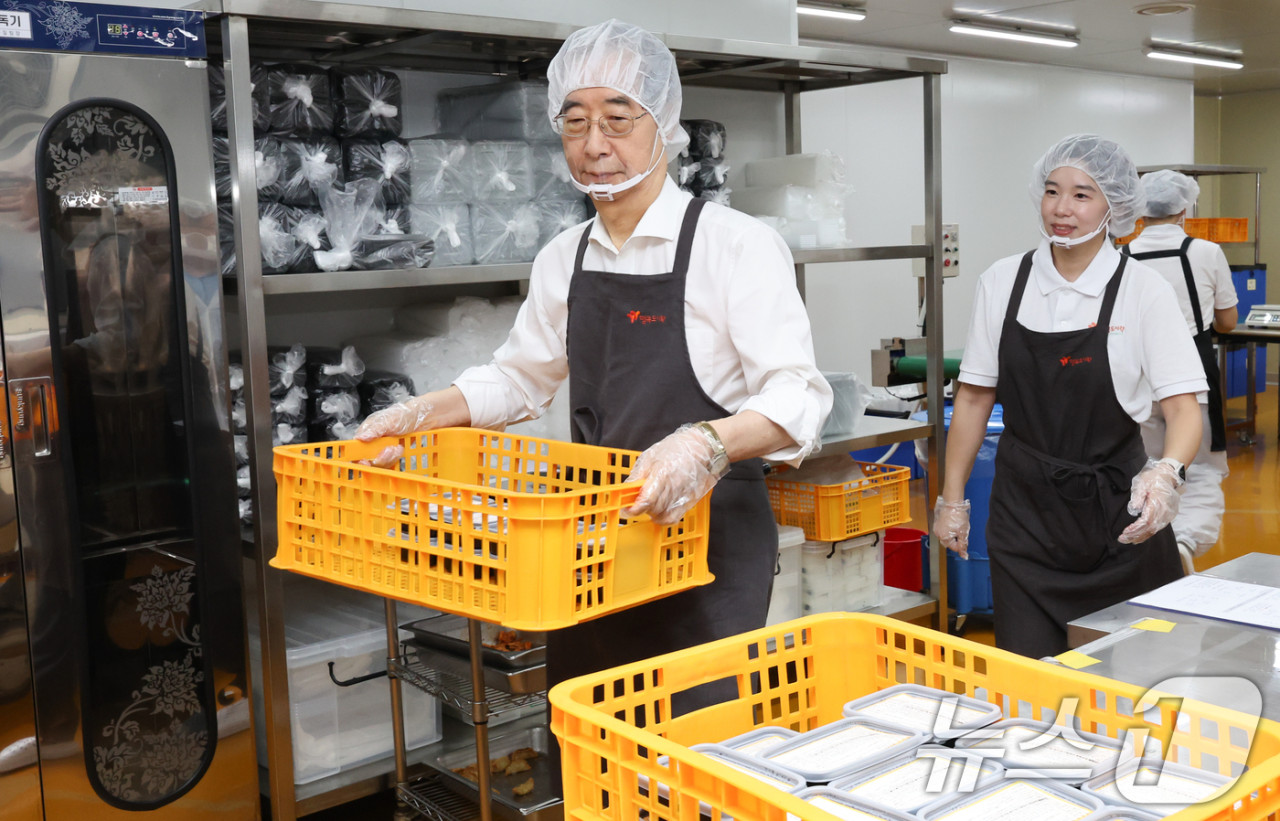한덕수 총리, 결식 우려 아동 위한 도시락 배달서 외롭고 배고프다고 느끼는 아이 없도록 계속 노력