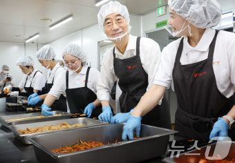 결식아동 도시락 포장하는 한덕수 총리 '스마일'