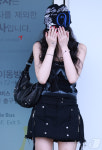 수진, 팬 환호에 수줍어요