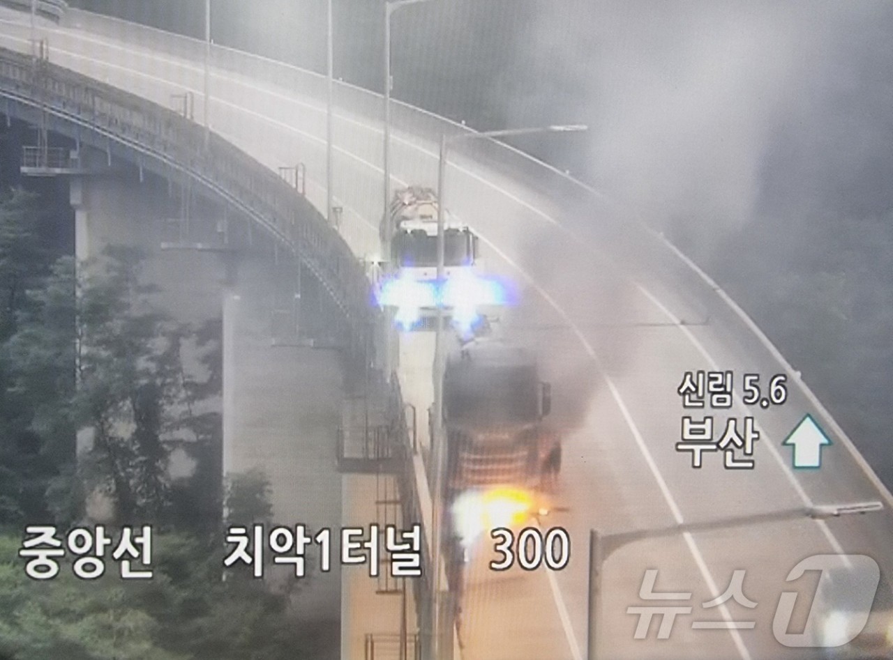 부산 강서구 대저동 도로서 전기차 화재 발생, 운전자 대피 완료, 인명피해 없어