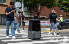 신호등 보고 횡단보도 건너는 현대차·기아 배송로봇