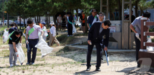 플로깅하는  뉴스1 썸머 브랜드 페스타 그린 캠페인