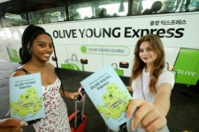 K-뷰티 세계적 인기 실감…올리브영, 관광 상권 매출 쑥