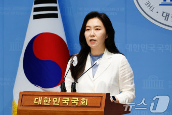 브리핑하는 강유정 원내대변인
