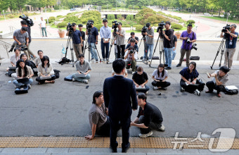 취재진 앞에 선 심우정 검찰총장 후보자