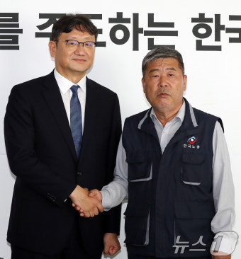 김동명 위원장 손 잡은 권기섭 경사노위 위원장