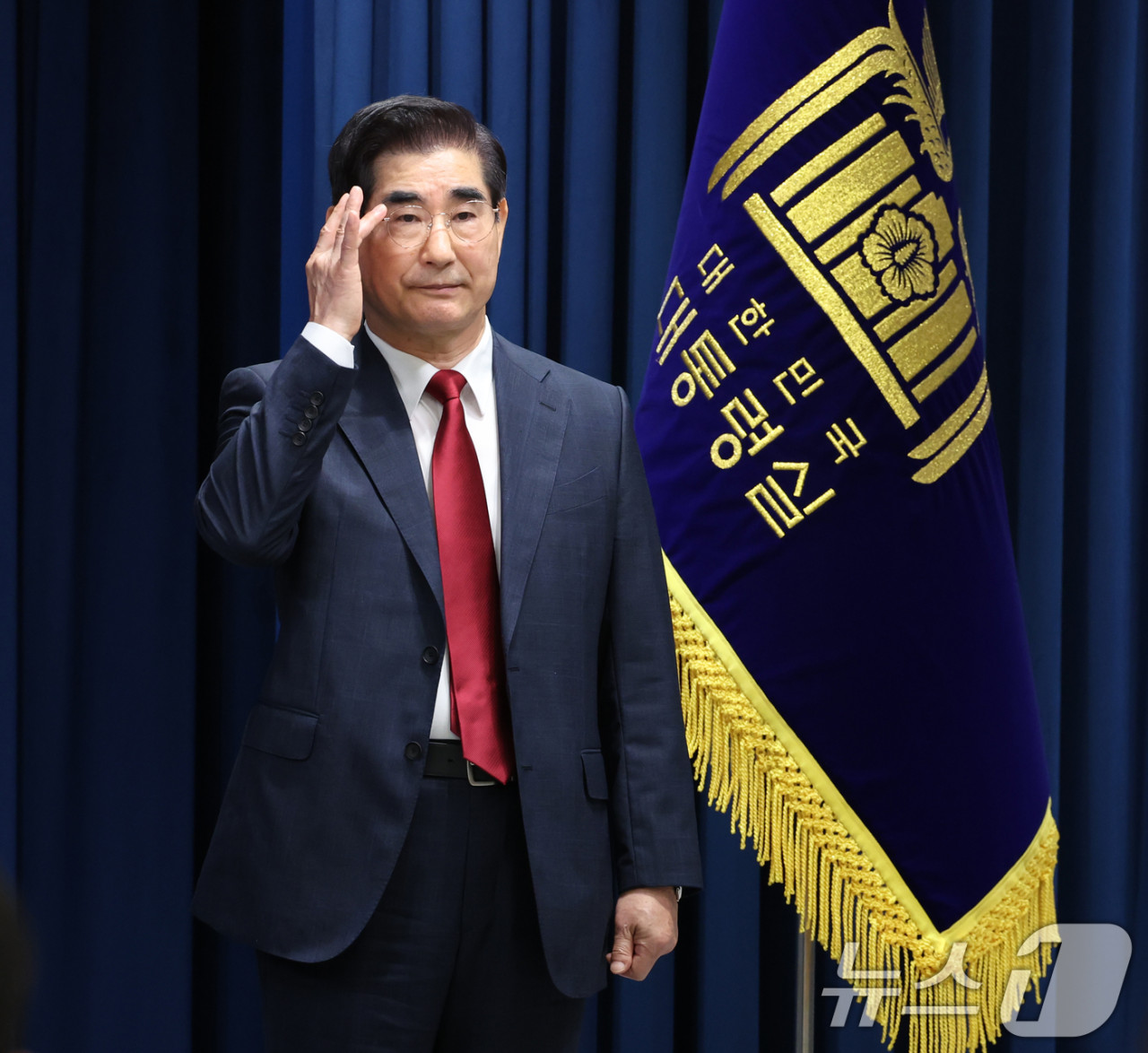 김용현 국방부 장관, 대정부질문 불참 후 의혹론에 직면