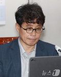 자료 살펴보는 김정수 위원