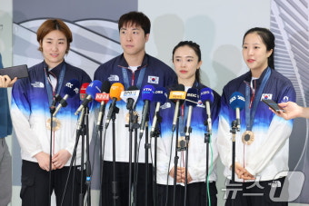 귀국 후 인터뷰 하는 탁구 대표팀