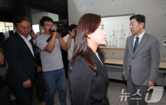 김형석 관장 인사 받지않는 의원들