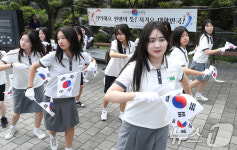 광복절 앞두고 선보이는 태극기 플래시몹