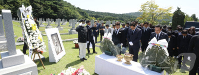 홍범도 장군 묘소 묵념하는  우원식 국회의장