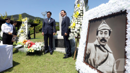 홍범도 장군 묘소 찾은 우원식 국회의장과 박홍근 이사장