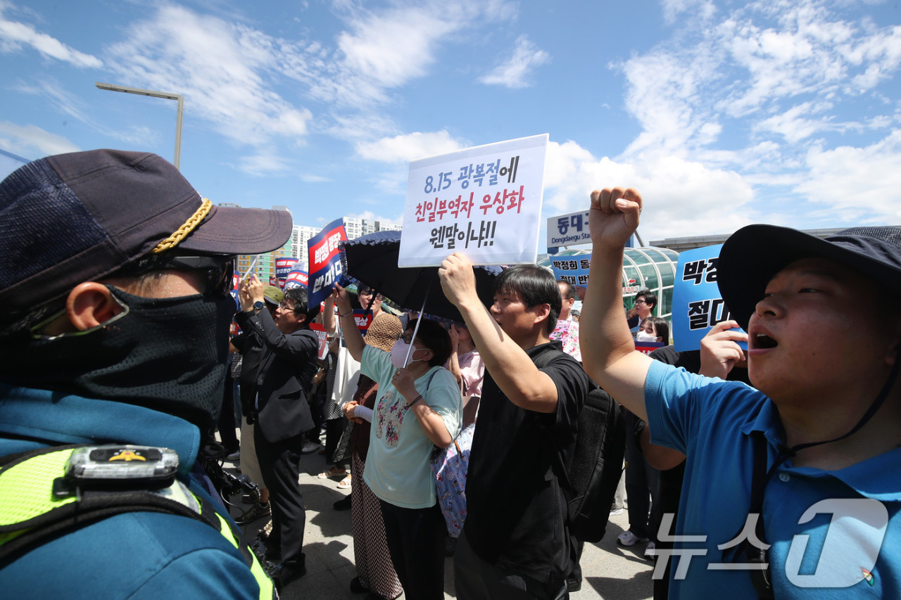 대구 동대구역 앞 박정희 광장 표지판 설치 논란