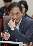 정동영 의원 의사진행 발언 듣는 김태규 직무대행