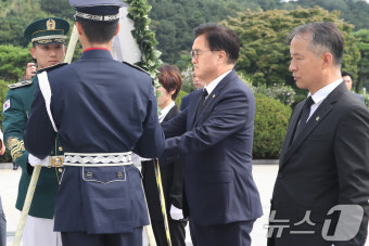 광복절 경축식 대신 현충원 찾은 우원식 국회의장