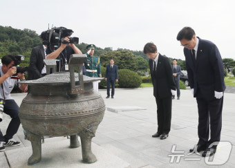 우원식 국회의장, 광복절 경축식 대신 현충원 참배
