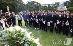 광복절 경축식 불참 백범 김구 선생 묘역 참배하는 민주당