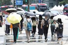서울 낮 최고 34도…'양산은 필수'