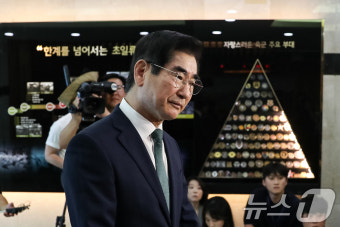 취재진 질문 듣는 김용현 국방장관 후보자