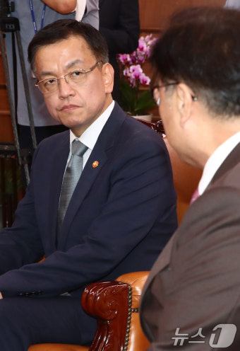 국회의장 발언 듣는 최상목 경제부총리