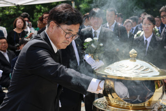 DJ묘역 찾은 우원식 국회의장