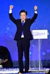 두팔 번쩍 이재명 '연임 성공'