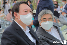 尹 57년 친구 이철우 대통령을 주위서 부추겨…중도 중요 문자에 尹 노답