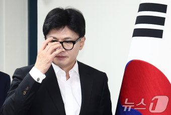 안경 고쳐쓰며 입장하는 한동훈