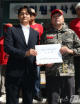 고소장 들어보이는 정원철 회장