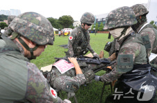 화생방 제독 훈련하는 육군 제51보병사단 수원대대 장병들
