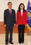 김수경 통일차관과 기념촬영하는 한덕수 총리