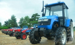 北 농근맹조직, 트랙터 농근맹호 안변군 오계농장에 전달